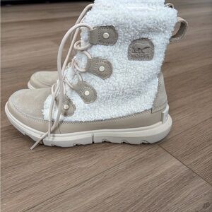 Sorel Kids White and Beige Sherpa Lace-Up Boot